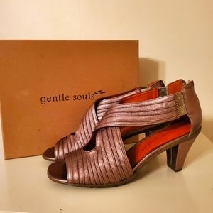 Gentle Souls beautiful bronze silver heels